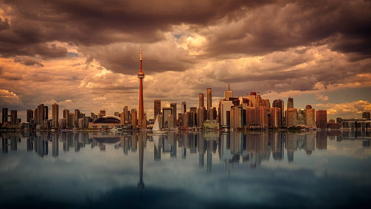 Panorama urbano de Toronto com arranha-céus sob o céu ao pôr do sol