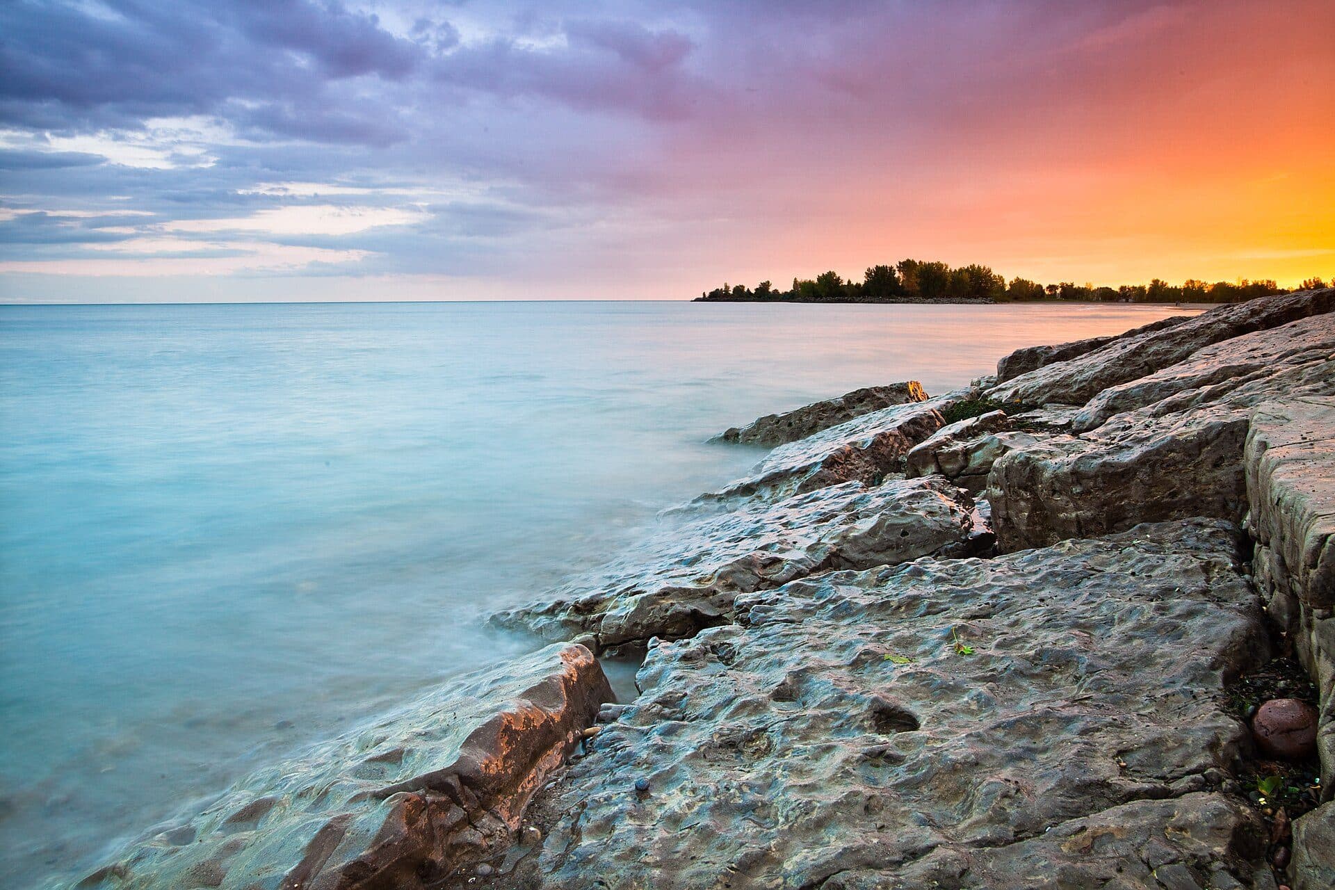 Céu em tons de azul, rosa e laranja ao pôr do sol na Woodbine Beach, em Toronto, Canadá