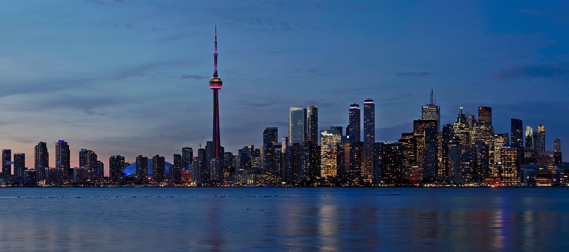 Vista panorâmica do horizonte urbano de Toronto durante o pôr do sol a partir de Snake Island