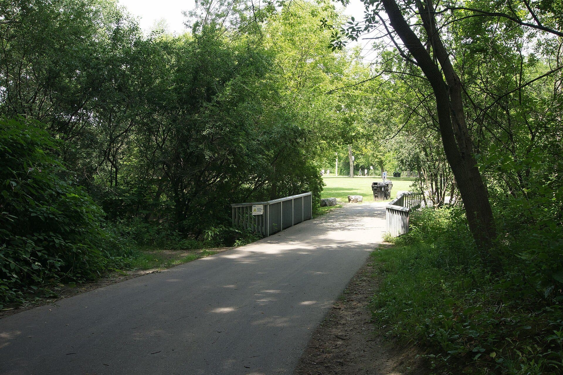 Pequena ponte localizada no High Park em Toronto