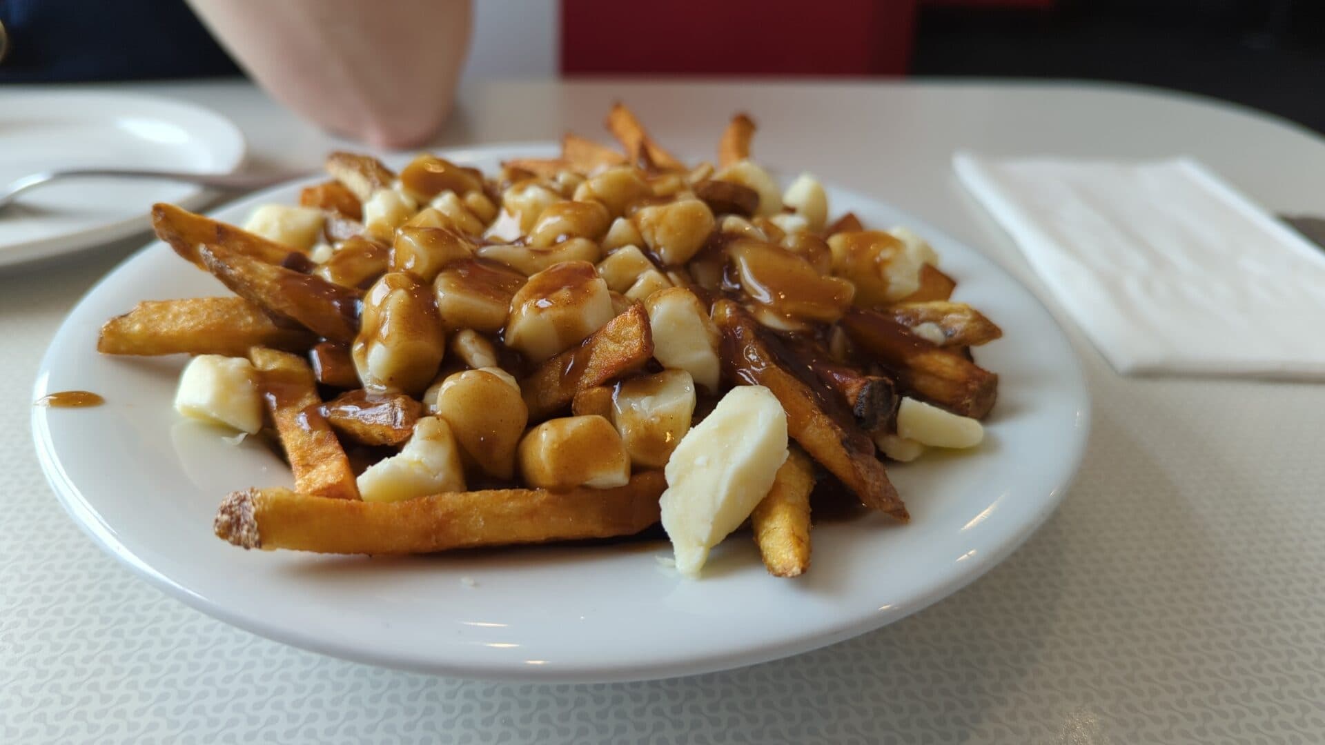 Prato de poutine com batatas fritas cobertas por queijo e molho servido em Windsor