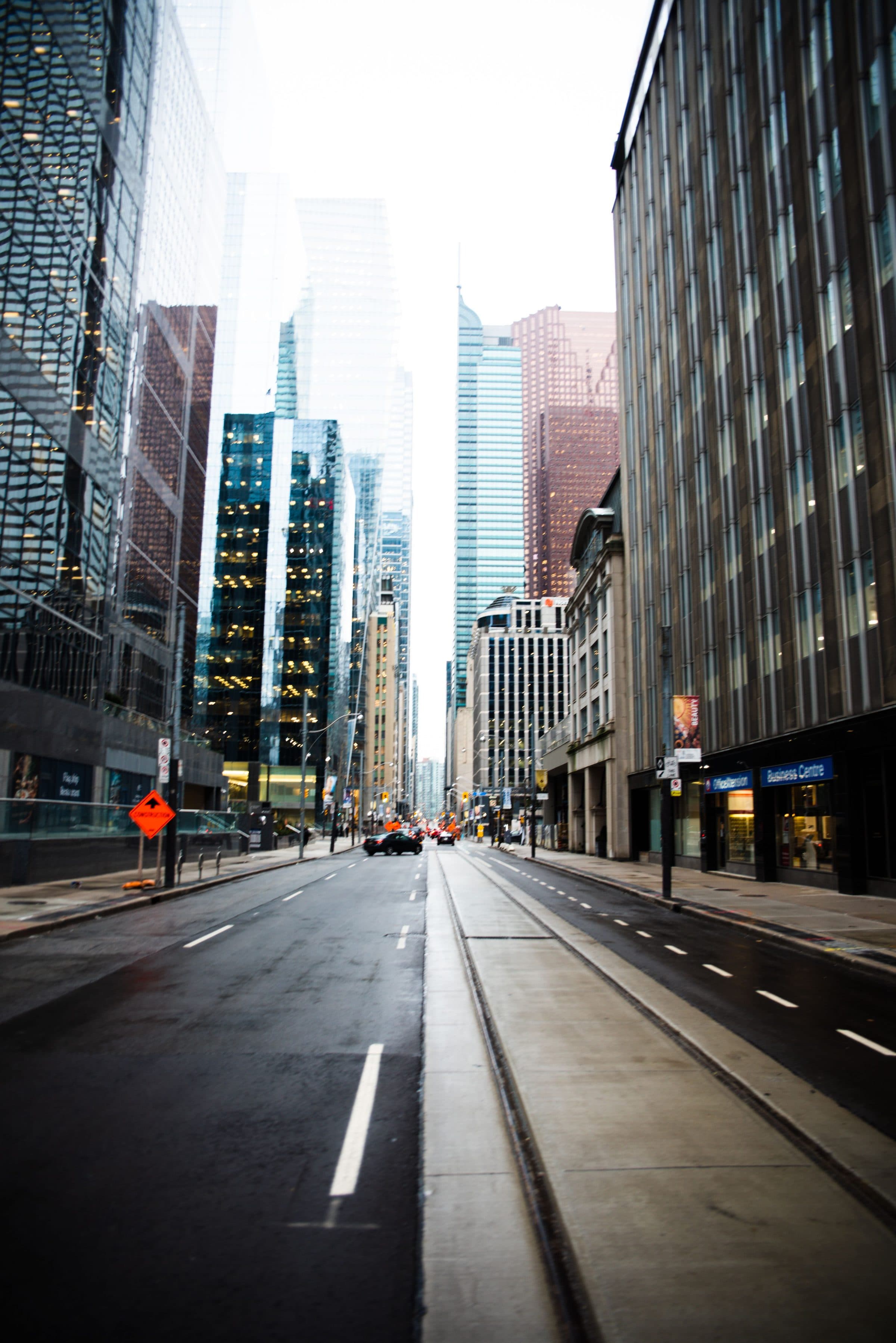 Rua no centro de Toronto com arranha-céus e arquitetura urbana