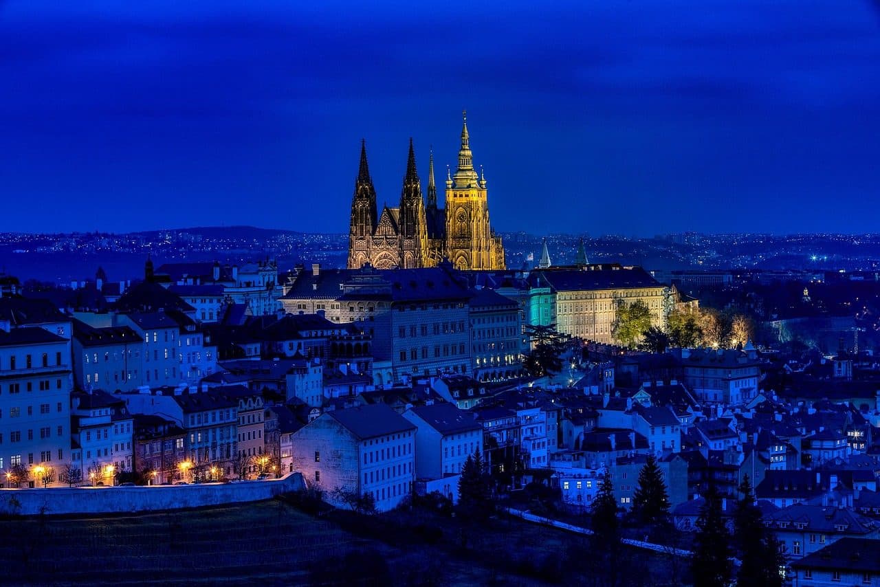 Vista panorâmica noturna dos edifícios históricos no centro de Praga