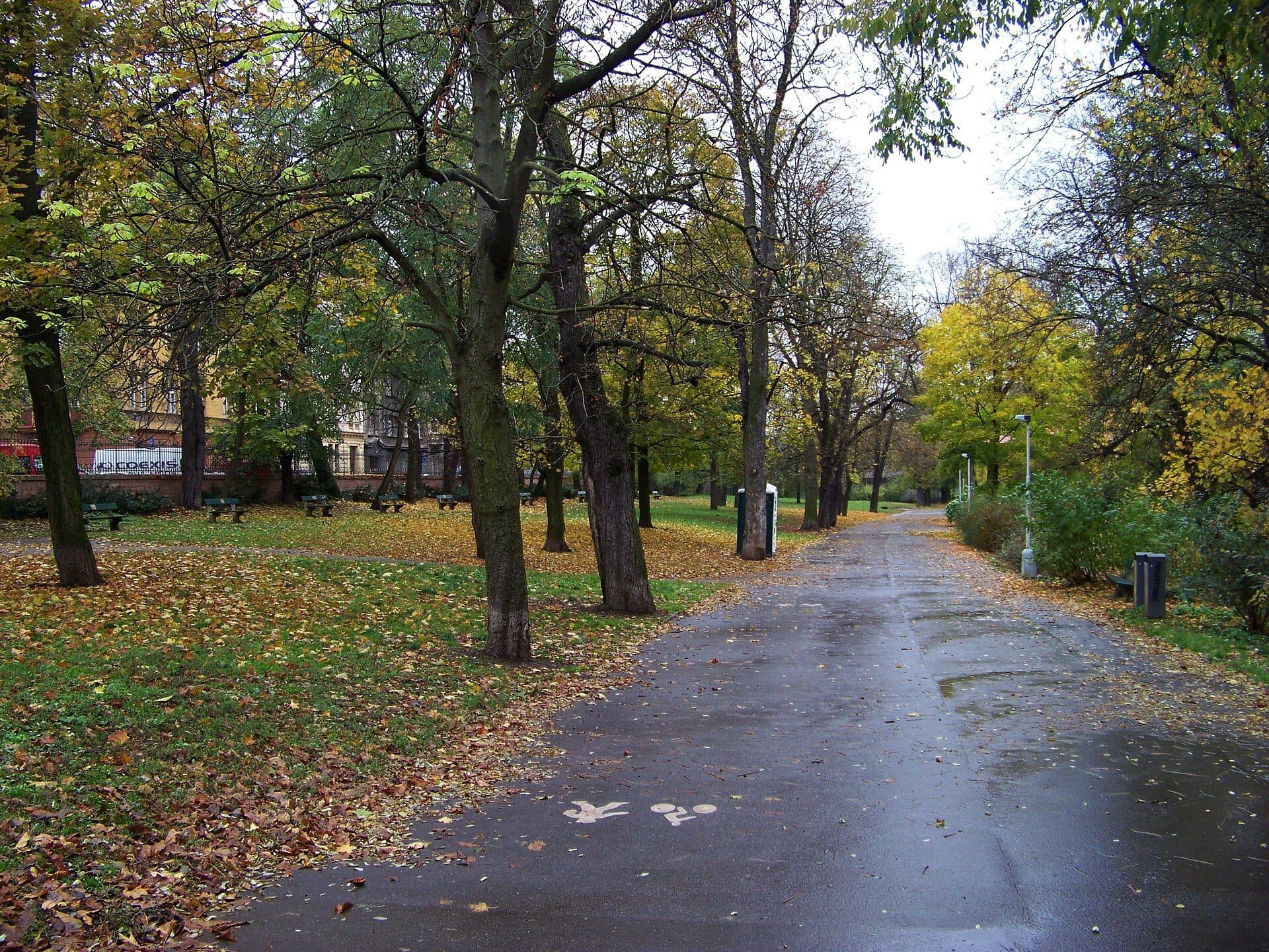 Caminho em direção ao Místodržitelský letohrádek no parque Královská obora