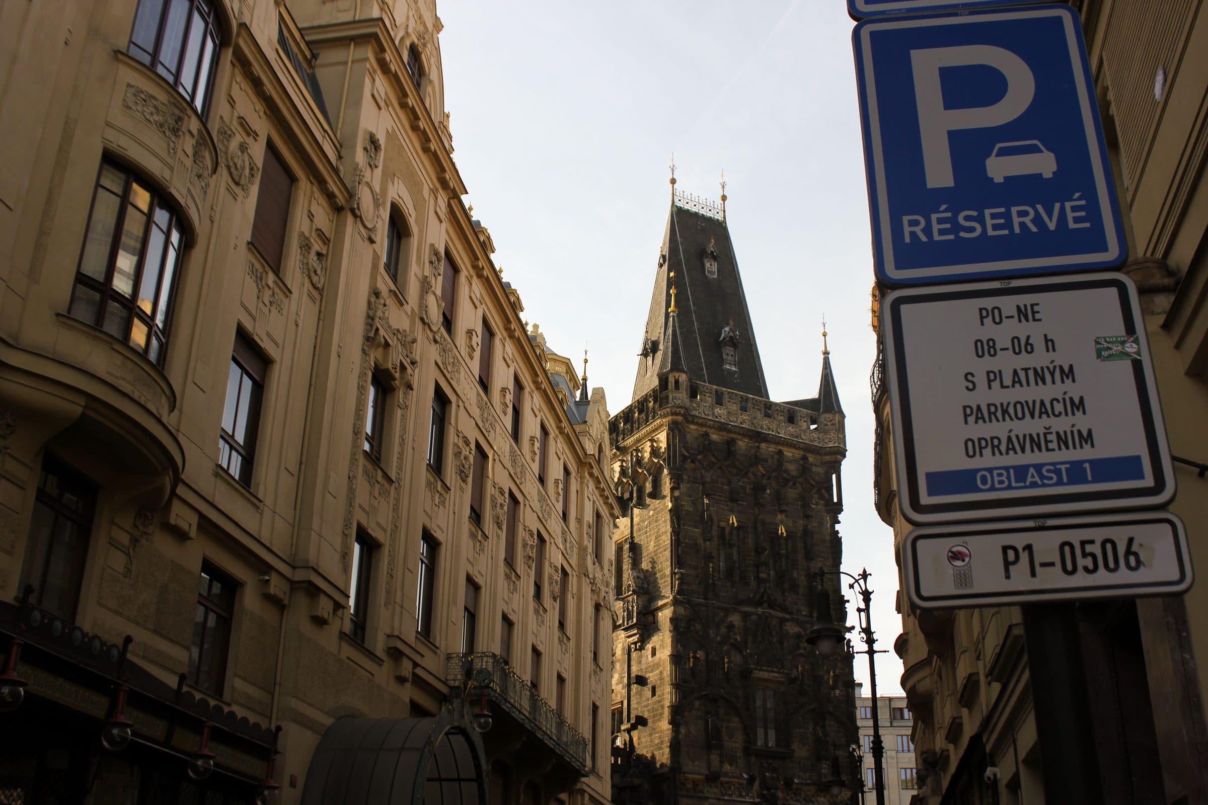 Rua em Praga com torre gótica histórica e detalhes arquitetônicos
