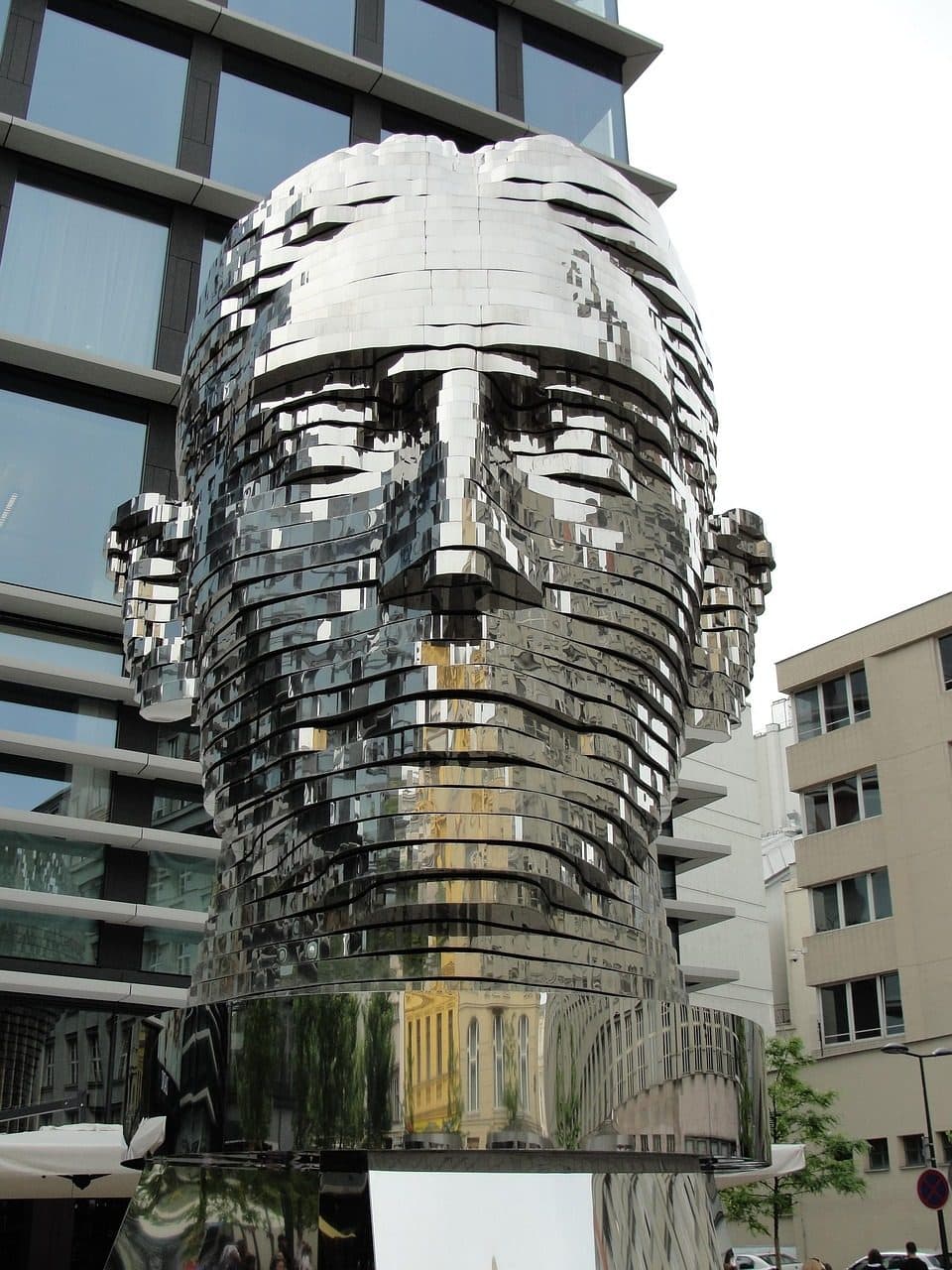Estátua de Franz Kafka criada por David Černý em Praga