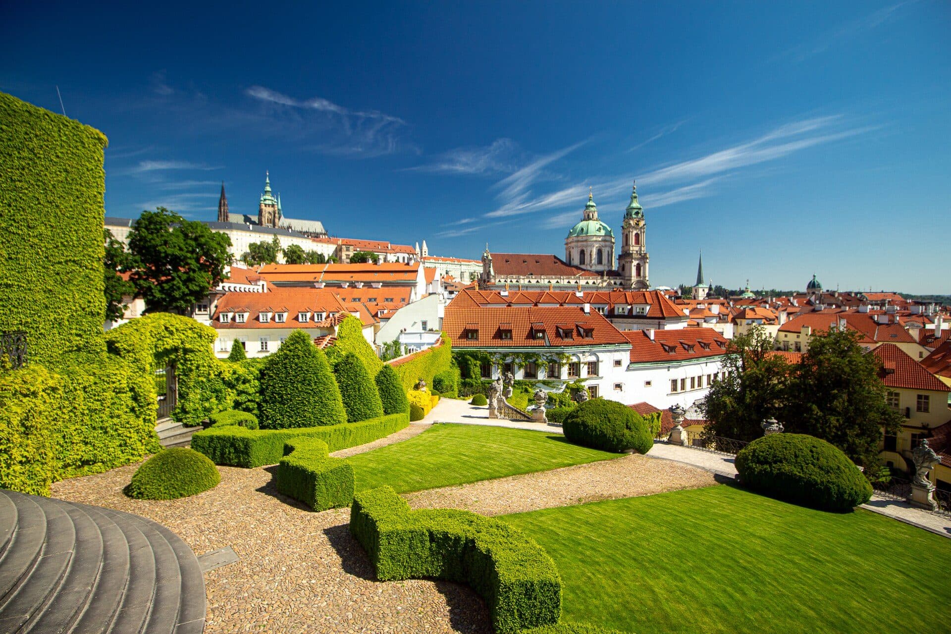 Vista de Vrtbovská zahrada com o castelo ao fundo