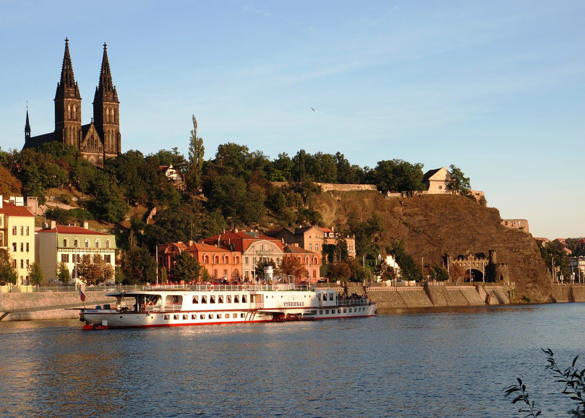 Barco a vapor Vyšehrad navegando no rio sob a fortaleza de Vyšehrad