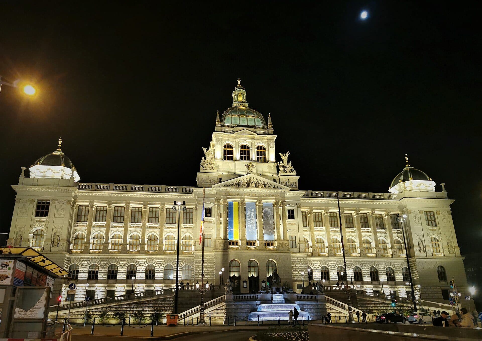 Fachada do edifício do Národní muzeum em Praga