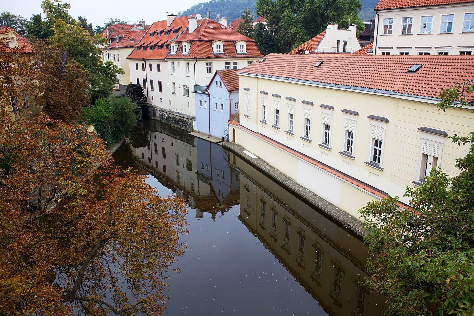 Vista urbana de Praga nas proximidades da Ilha Kampa