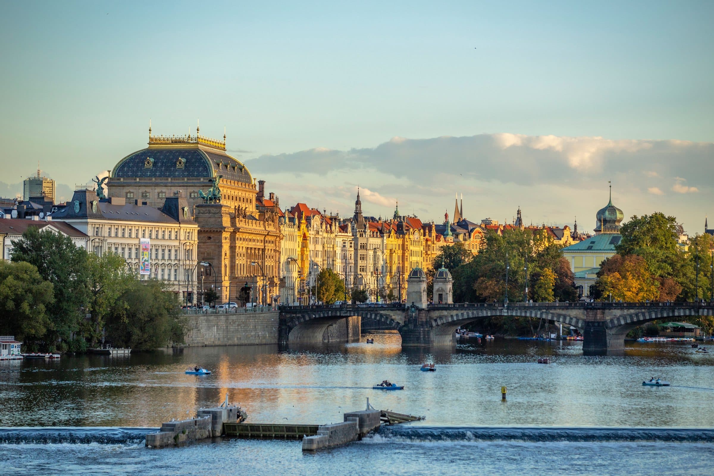 Edifícios históricos às margens do Rio Moldava em Praga ao pôr do sol