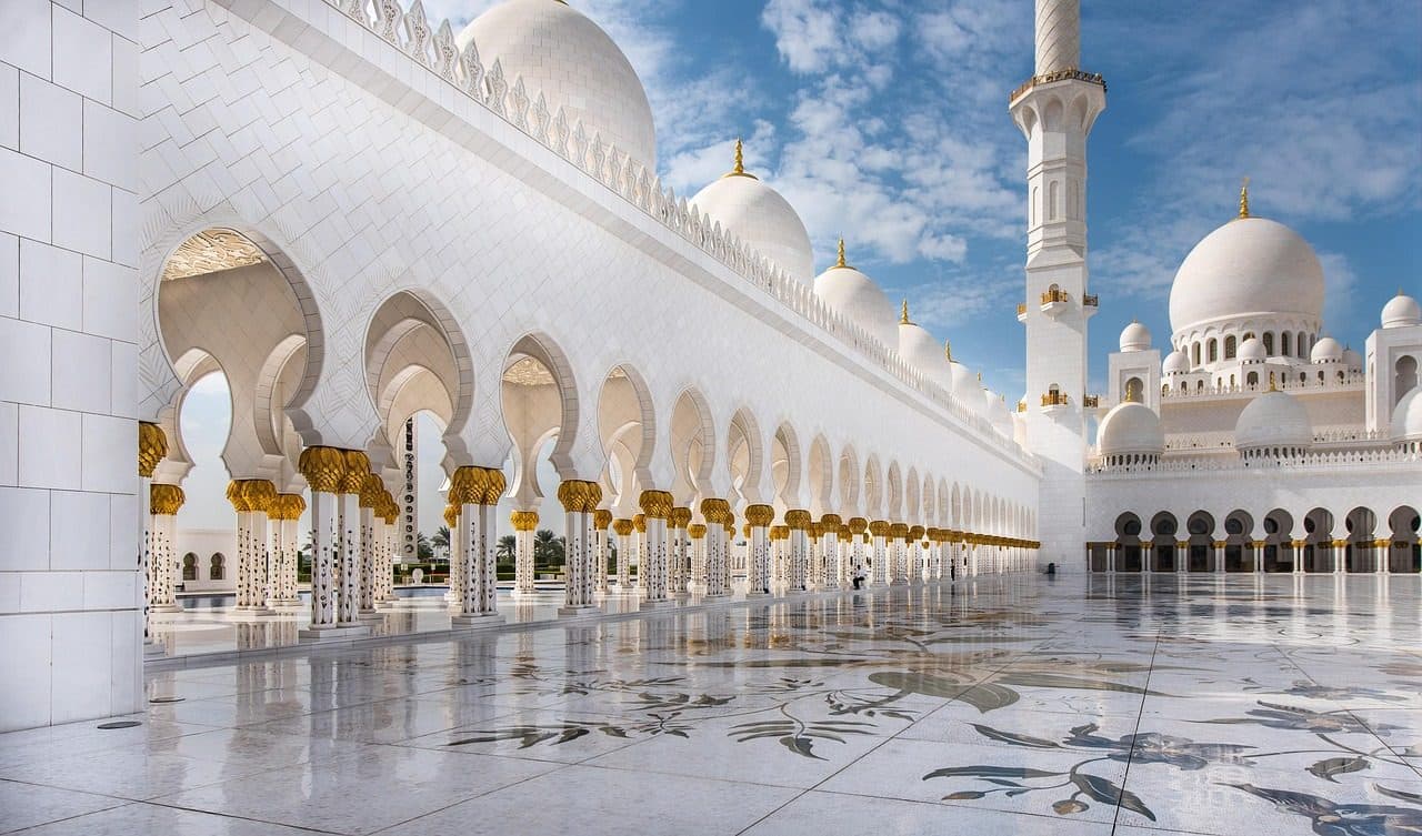Mesquita branca com arquitetura islâmica em Abu Dhabi
