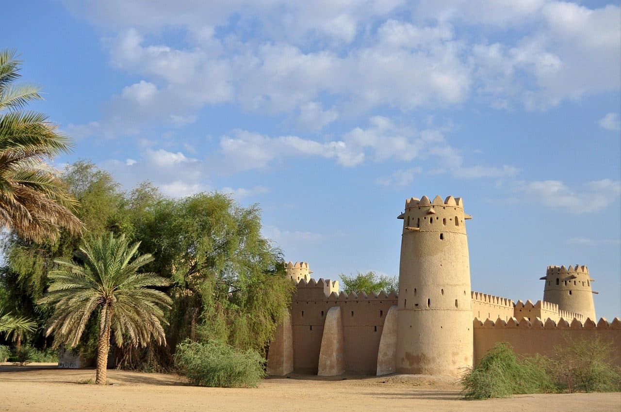 Vista do antigo Forte Al Jahili, fortaleza histórica em Al Ain, Abu Dhabi
