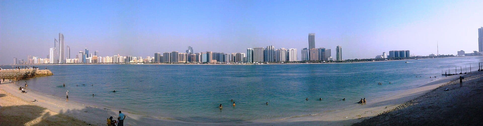 Vista da orla e da praia Corniche Beach em Abu Dhabi