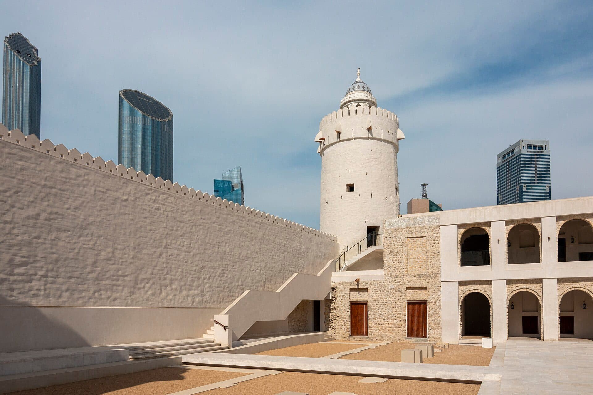 Fachada externa da histórica fortaleza de Qasr Al Hosn