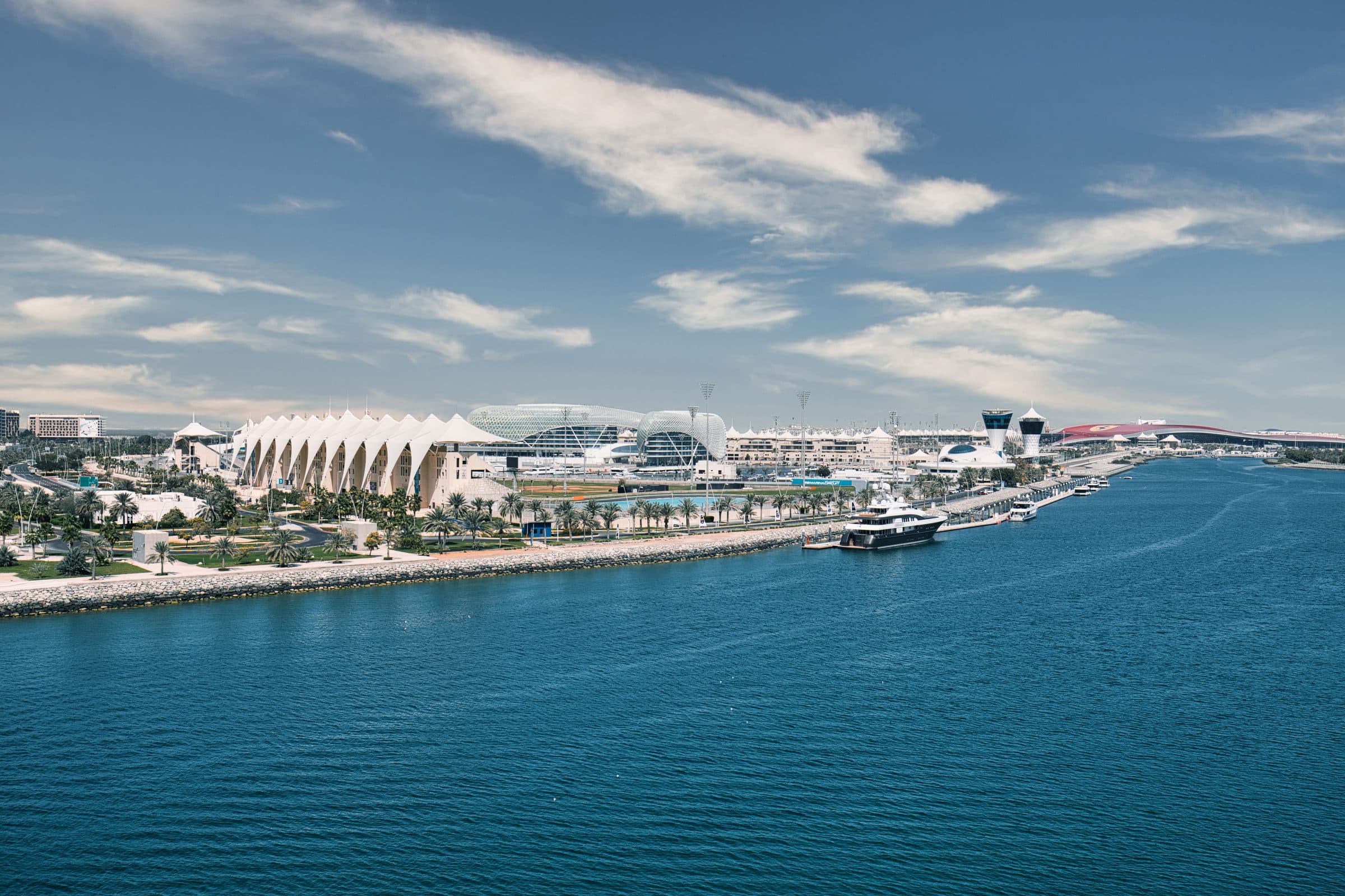 Vista aérea da arquitetura moderna e da orla da Yas Island em Abu Dhabi