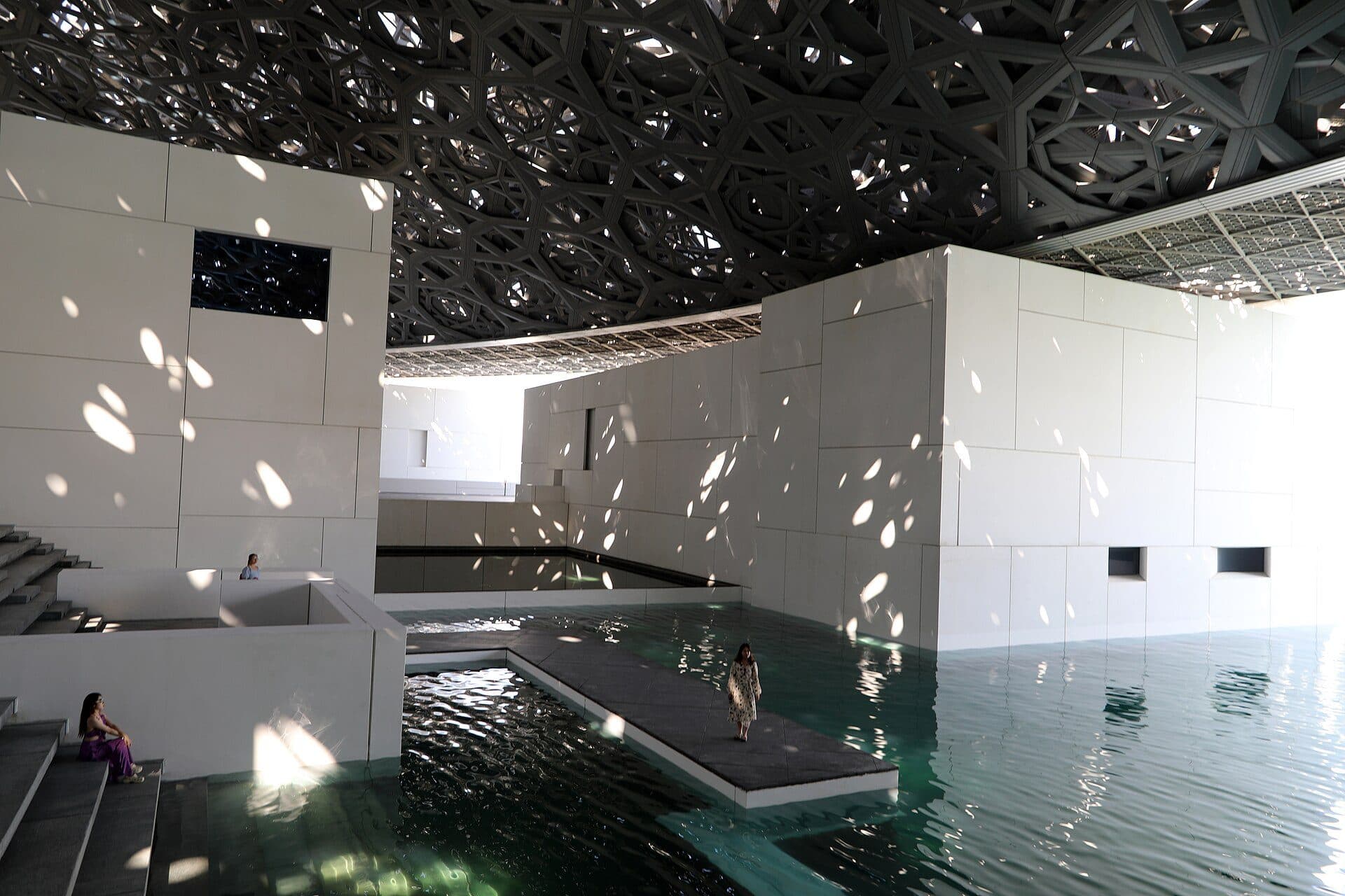 Vista interna de um pátio coberto no museu Louvre Abu Dhabi