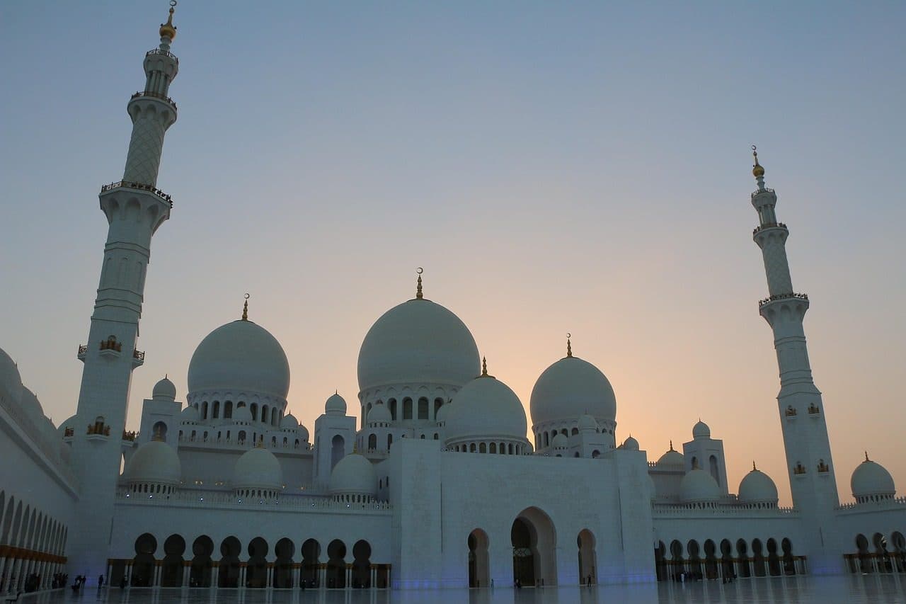 Vista da Mesquita Sheikh Zayed com sua arquitetura em Abu Dhabi