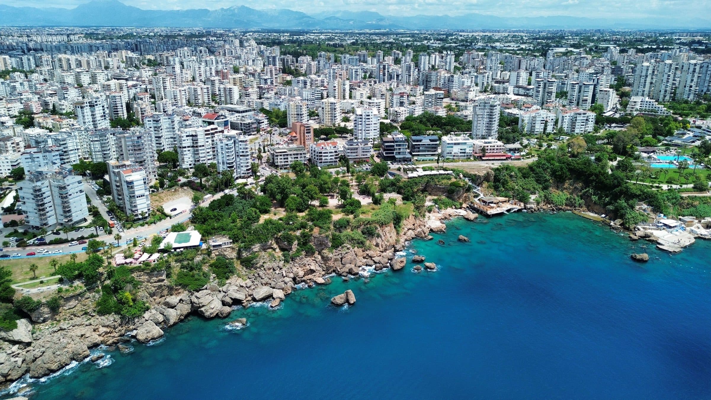 Vista aérea da paisagem costeira de Antalya com águas azul-turquesa e vegetação