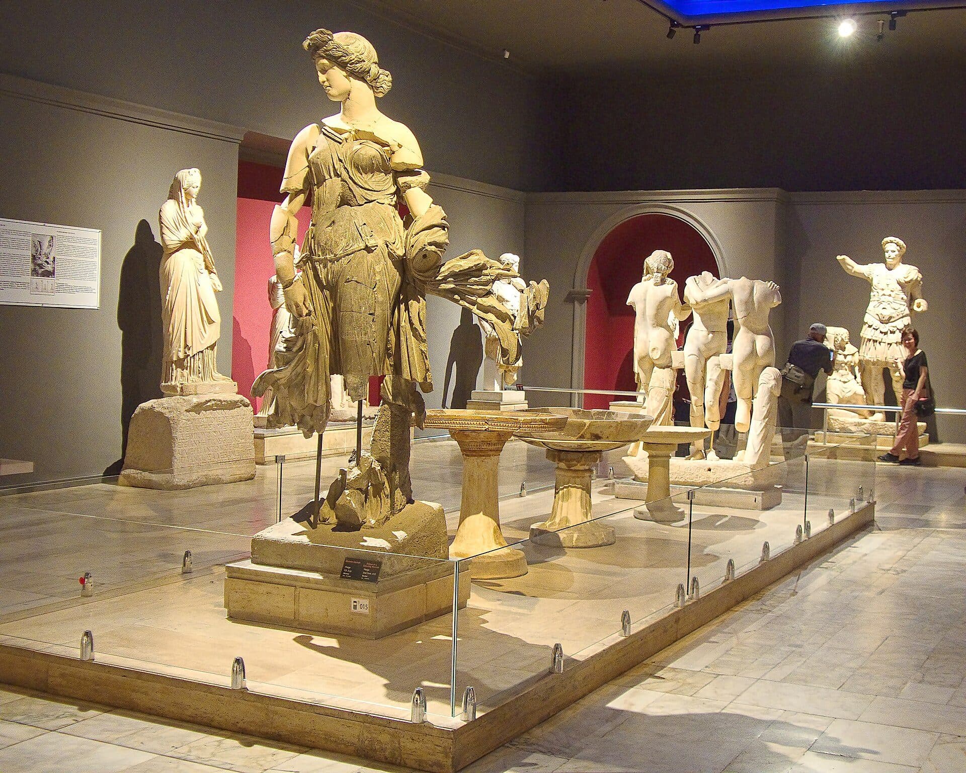 Estátua de mulher dançando em exibição no Museu de Antalya