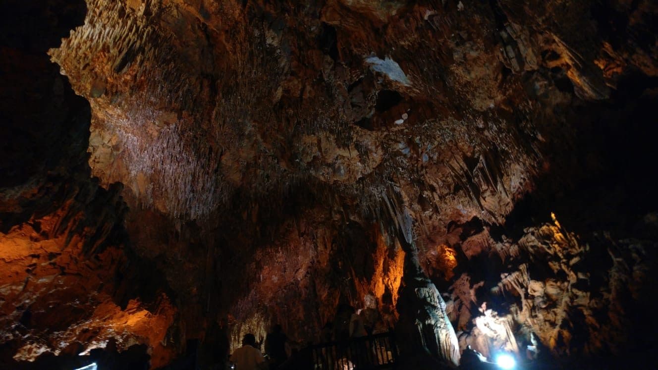 Vista do interior da Caverna de Damlataş e suas formações rochosas