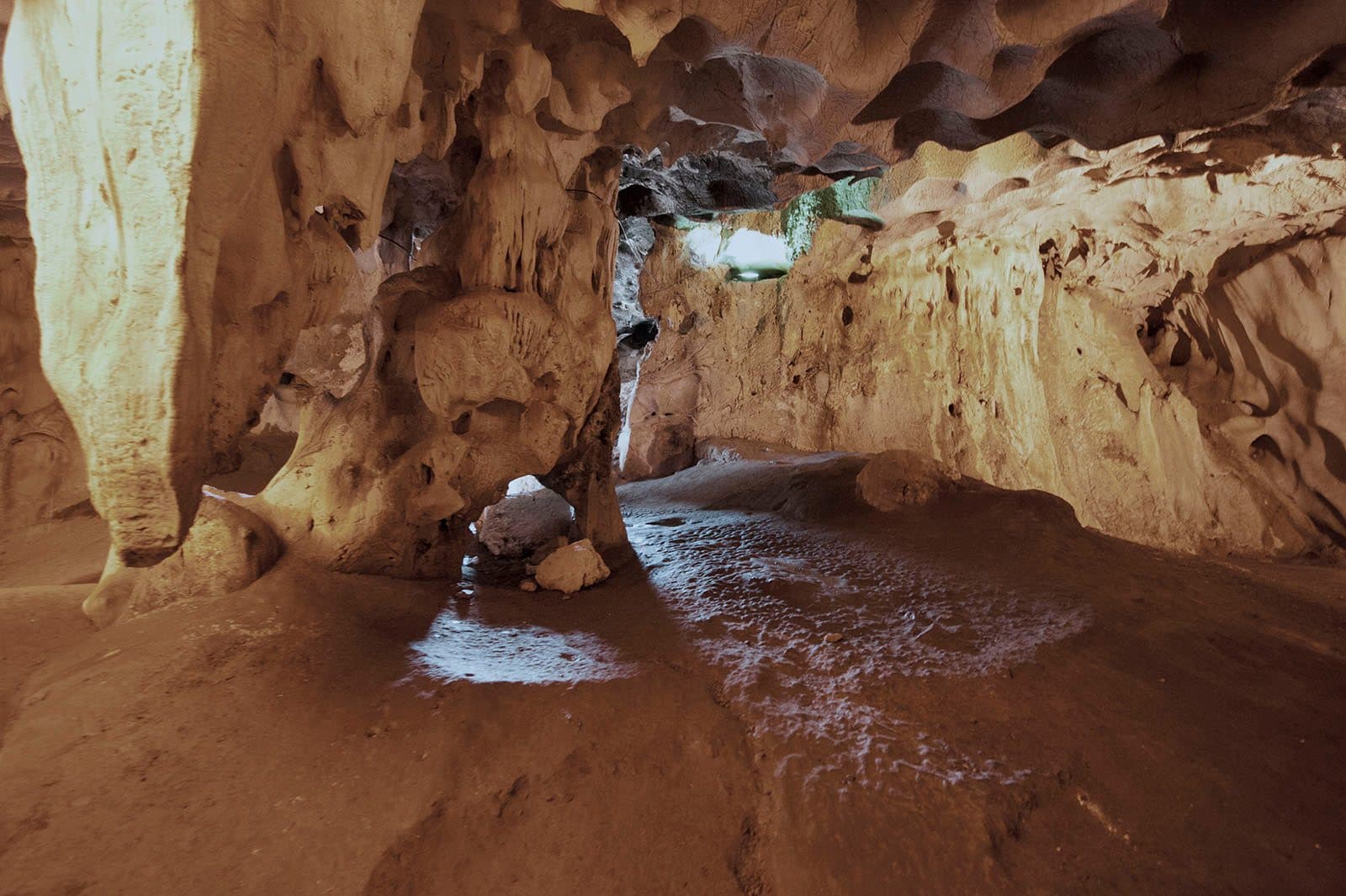 Vista do sítio arqueológico da Caverna de Karain