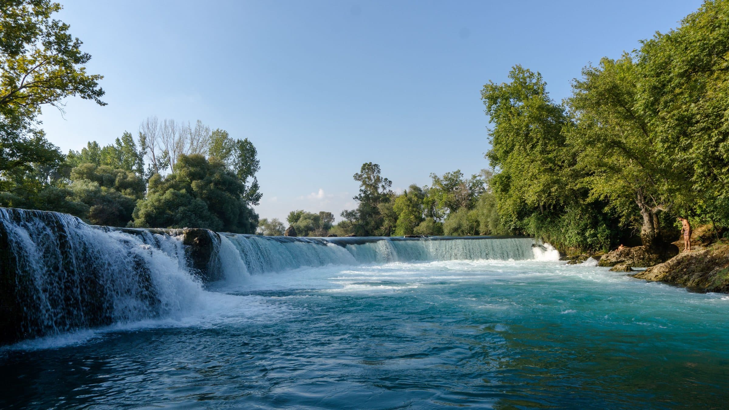 Cachoeira de Manavgat cercada por vegetação densa na Turquia