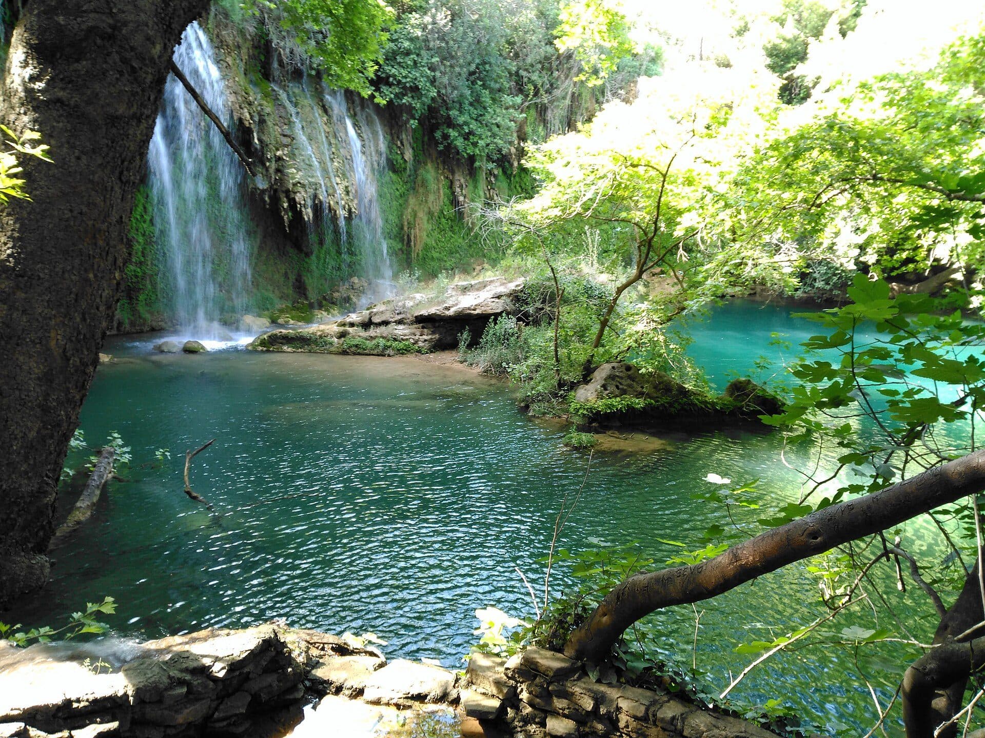 Vista da cachoeira no Kursunlu Waterfall Nature Park em Antalya