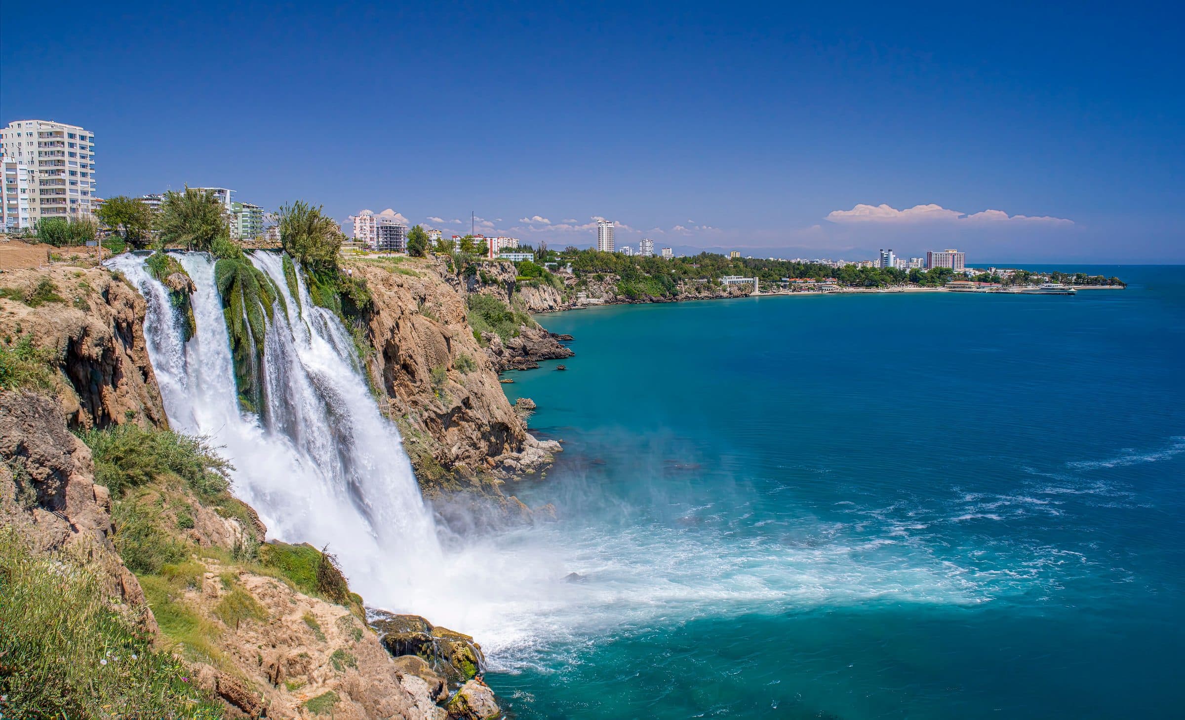 Cachoeira de Duden desaguando nas águas azul-turquesa do Mar Mediterrâneo em Antalya