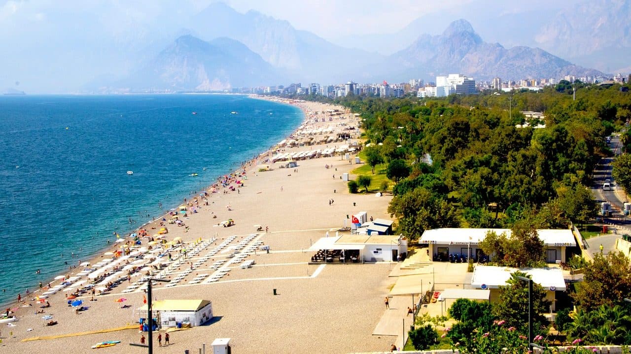 Vista da praia e do mar com resorts em Antalya, na Turquia