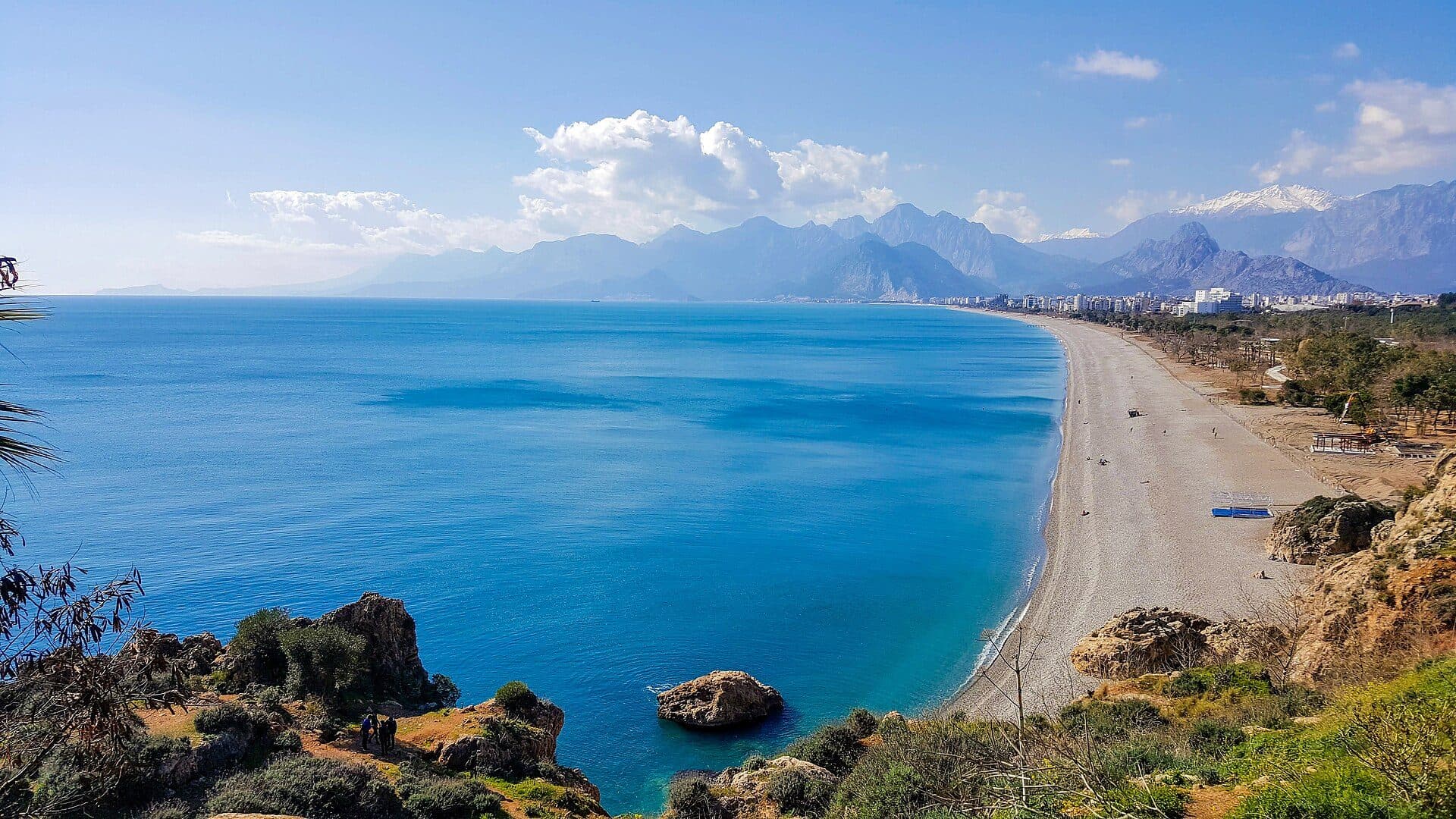 Vista da praia de Konyaaltı em Antalya a partir das falésias