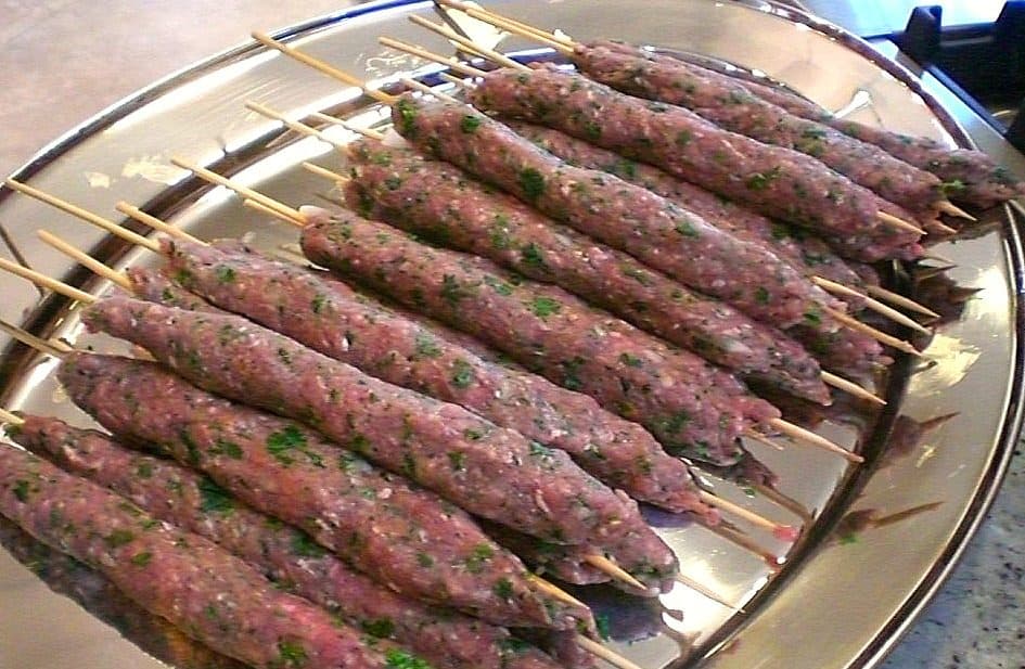 Köfte kebabs de carne moída grelhada servidos em um prato