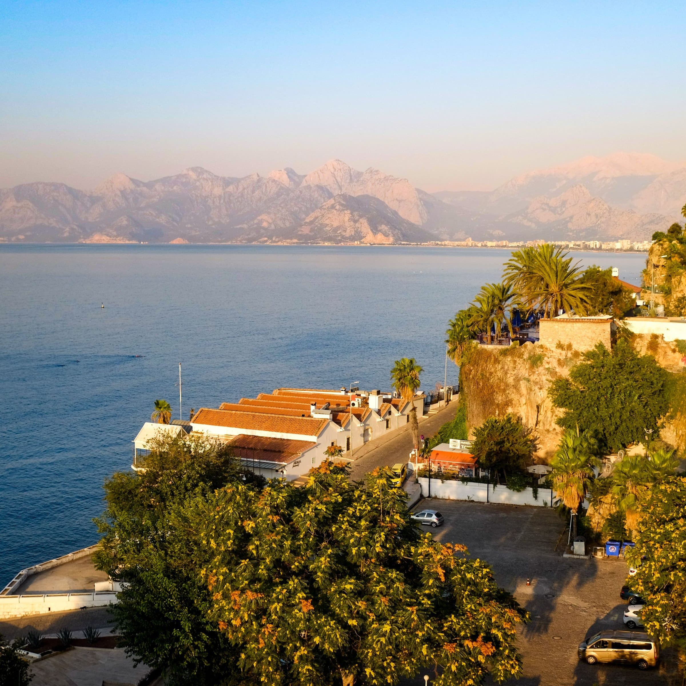 Vista aérea da costa de Antalya com montanhas e mar sob céu limpo
