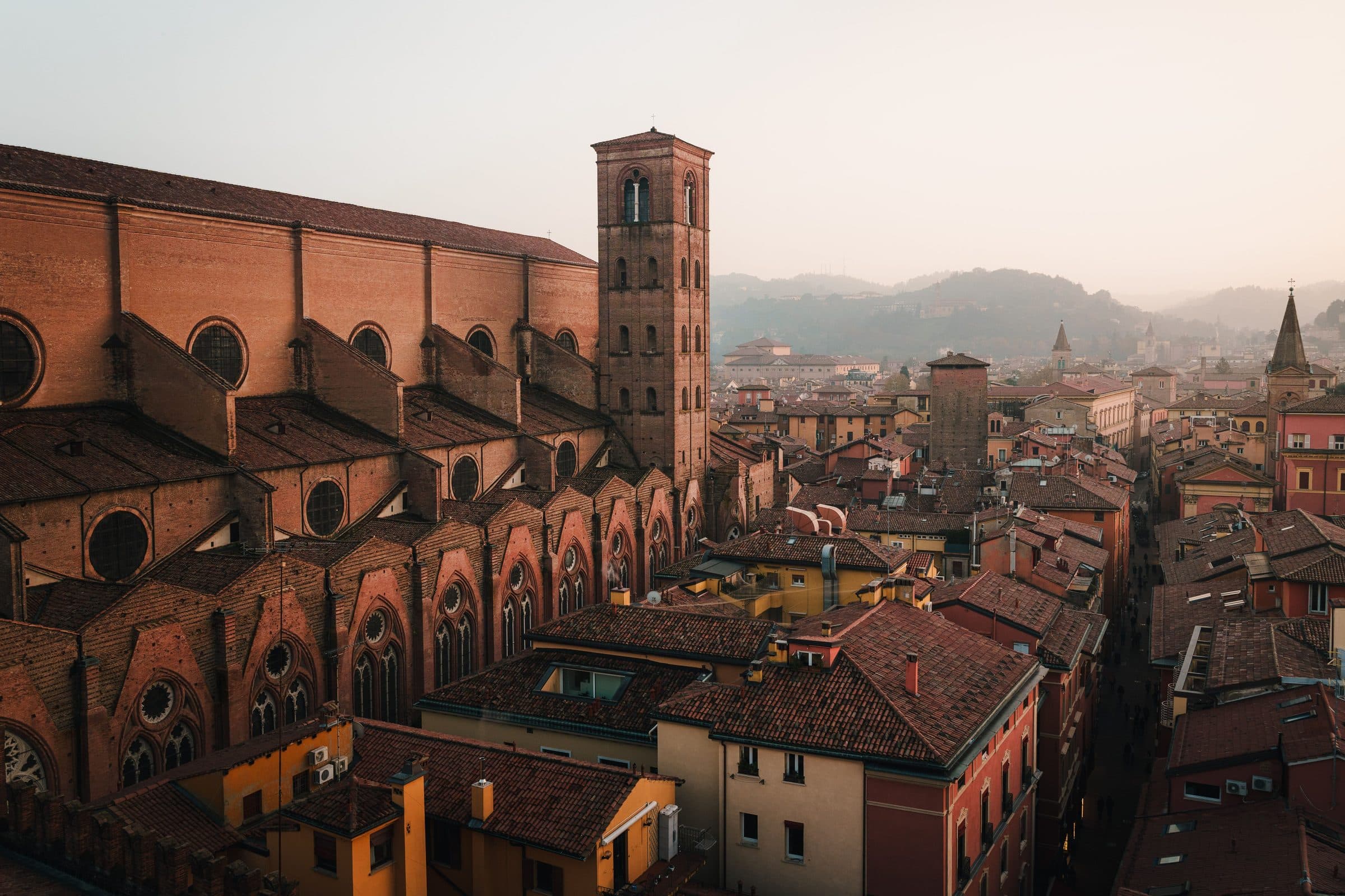 Vista aérea da arquitetura histórica de Bologna ao entardecer