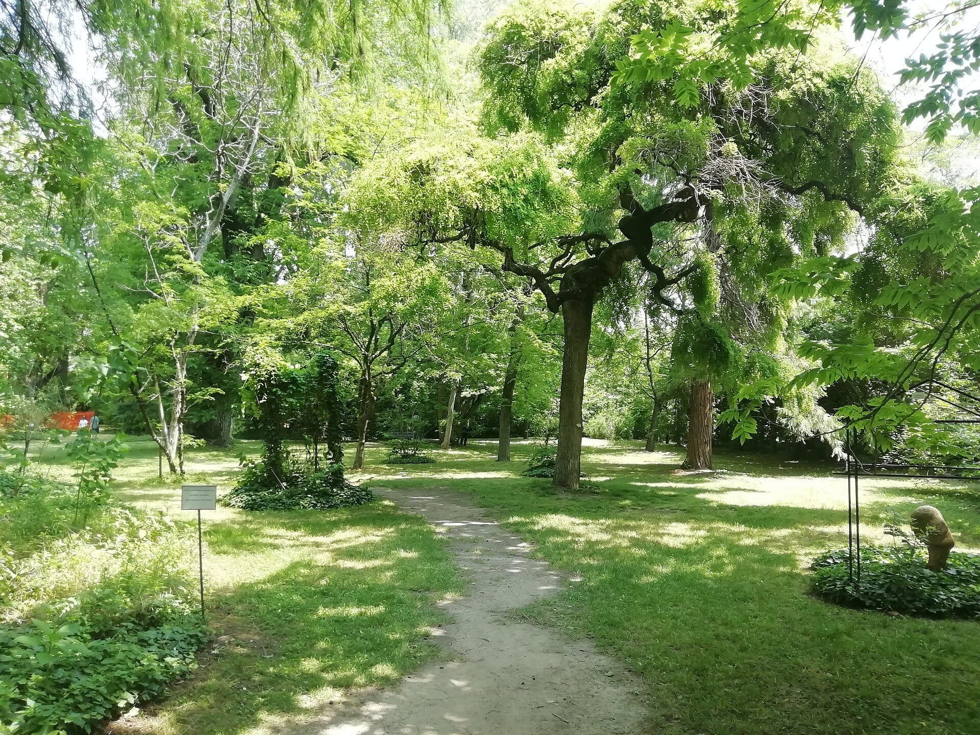Pessoas reunidas no Orto botanico di Bologna durante um encontro