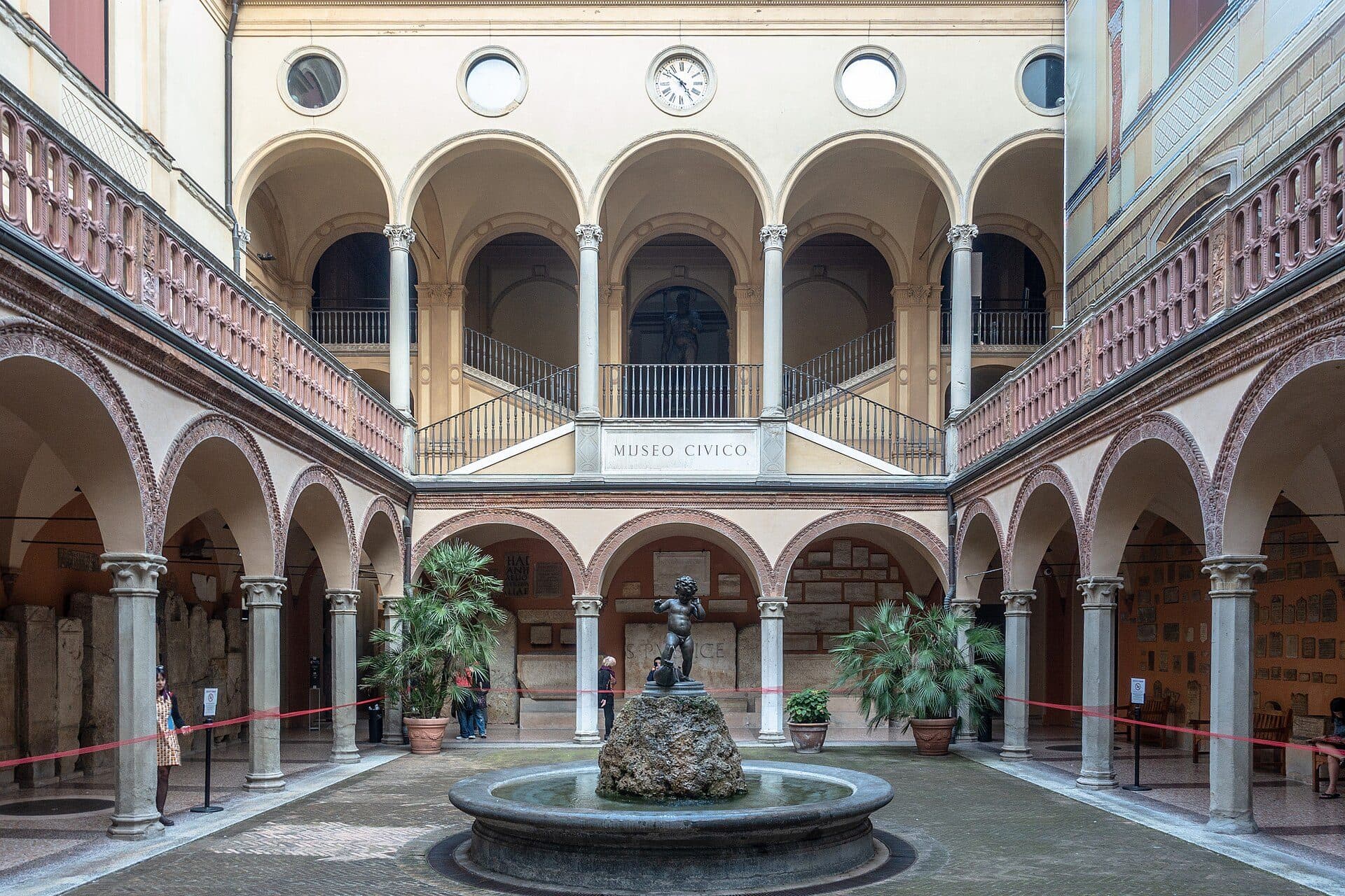 Vista do Museo Civico Archeologico di Bologna