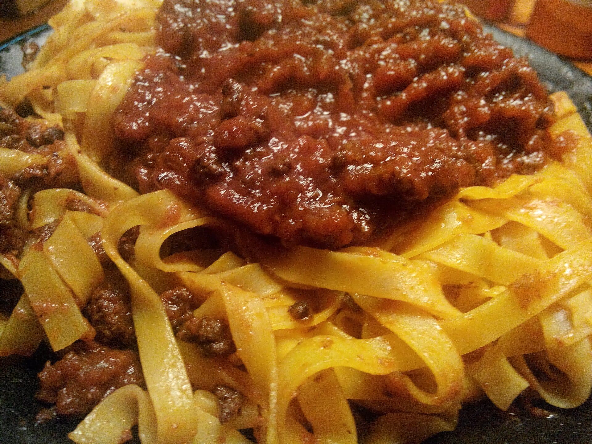 Prato de massa tagliatelle servido com molho ragù