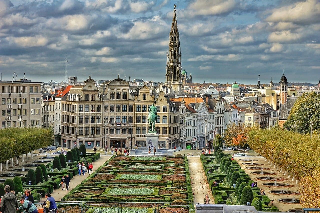 Vista de uma praça na cidade de Bruxelas, na Bélgica