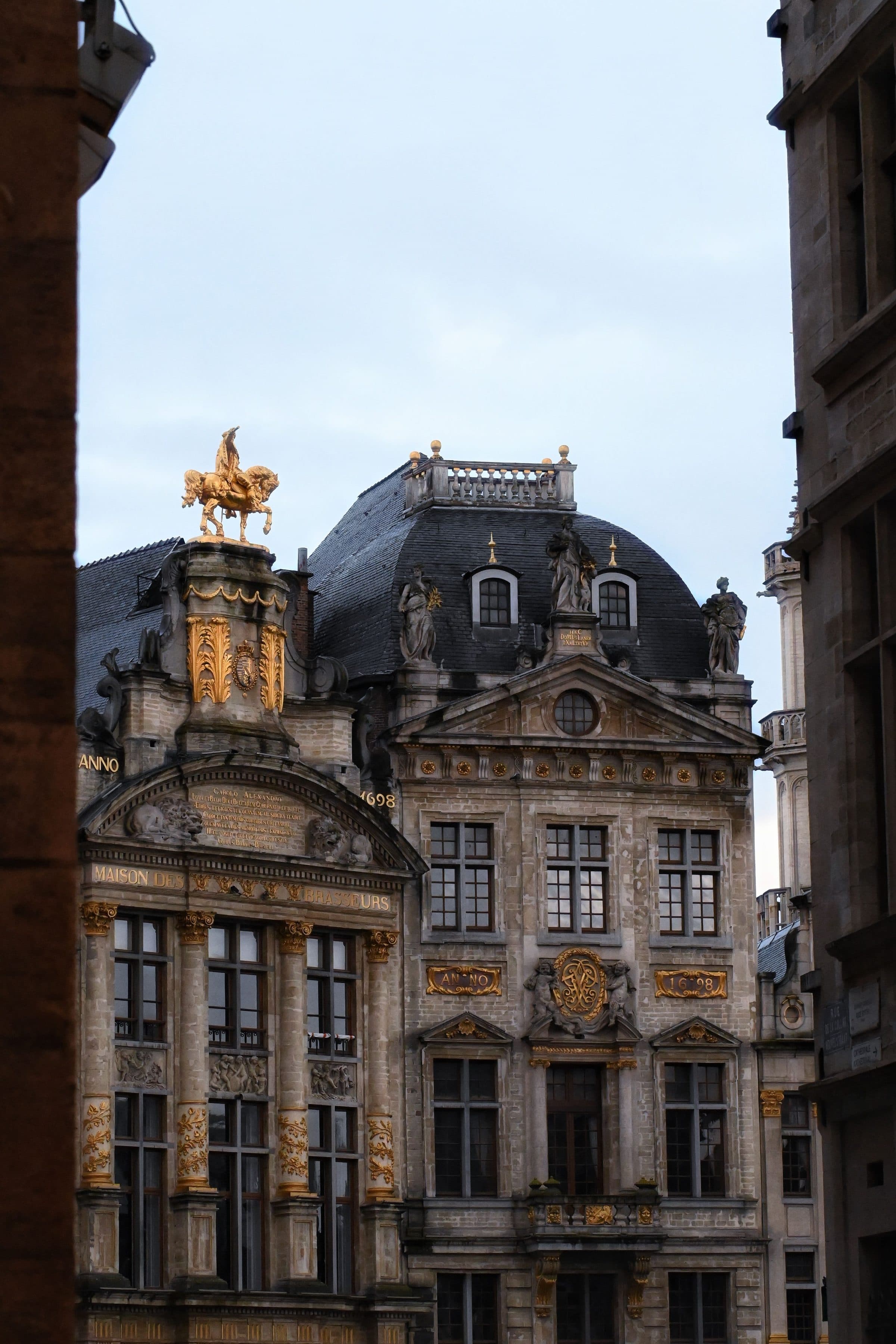 Edifícios históricos ornamentados com estátuas douradas na Grand Place em Bruxelas