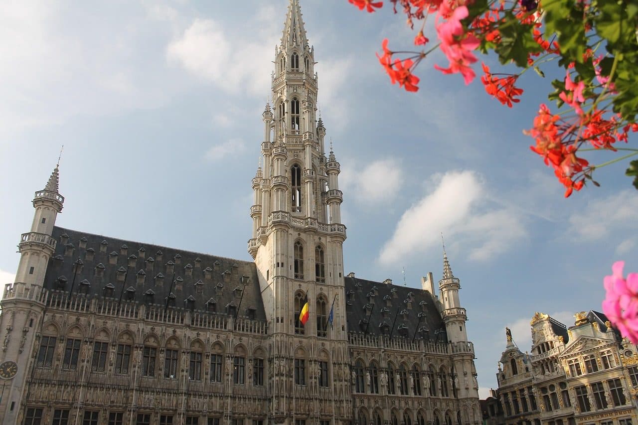 Edifícios históricos e flores na praça Grote Markt em Bruxelas em um dia ensolarado