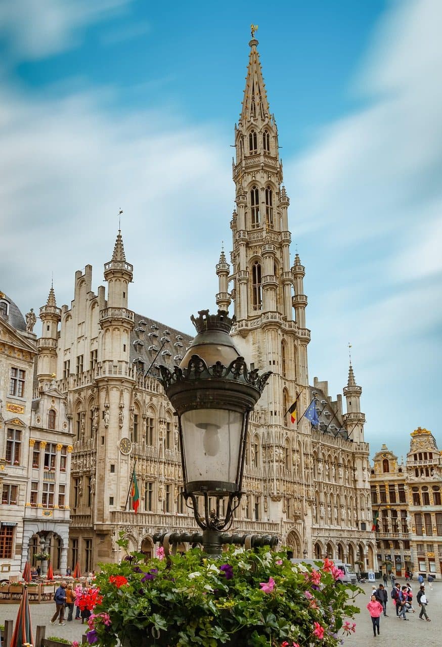 Edifícios históricos e decoração de flores na Grand Place em Bruxelas