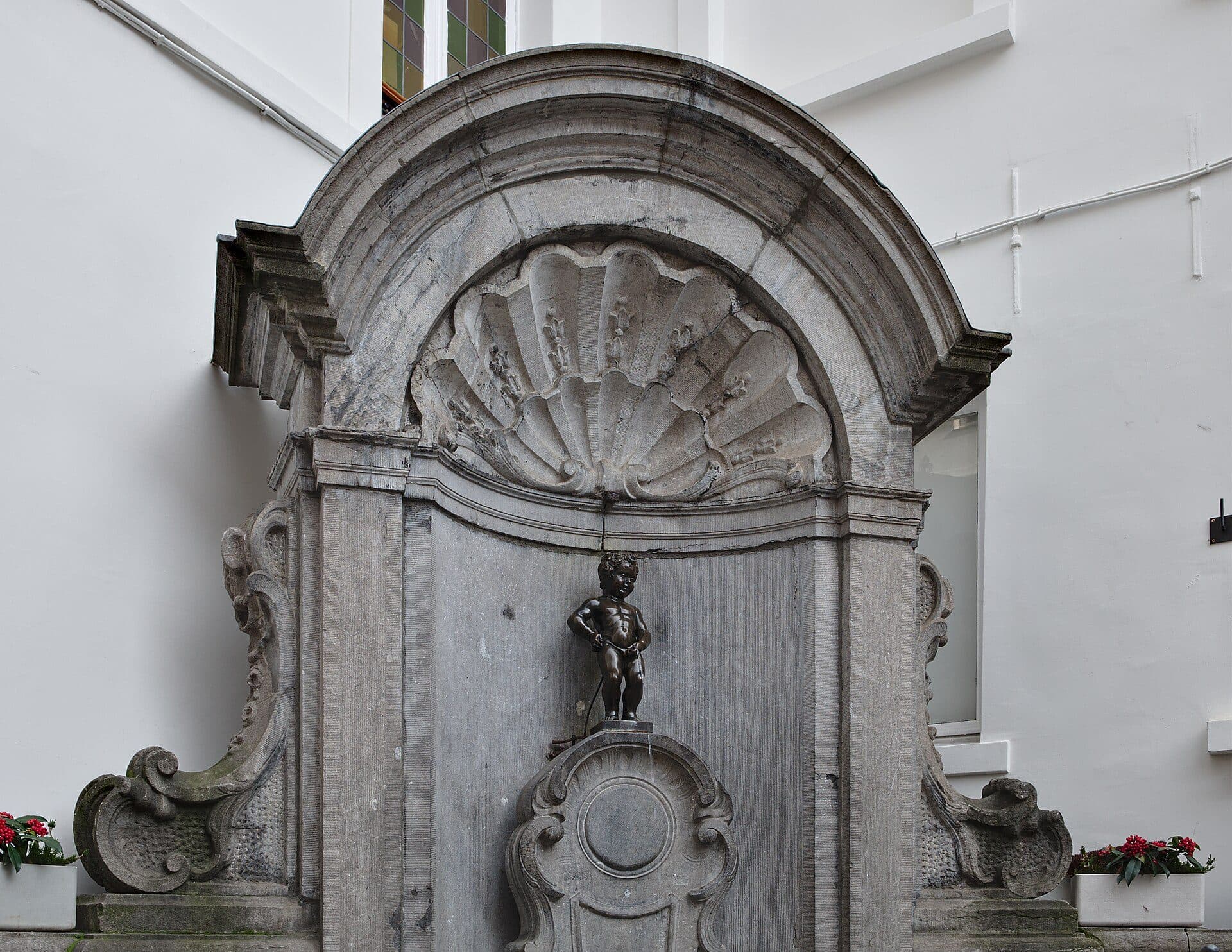 Estátua de bronze da fonte Manneken Pis