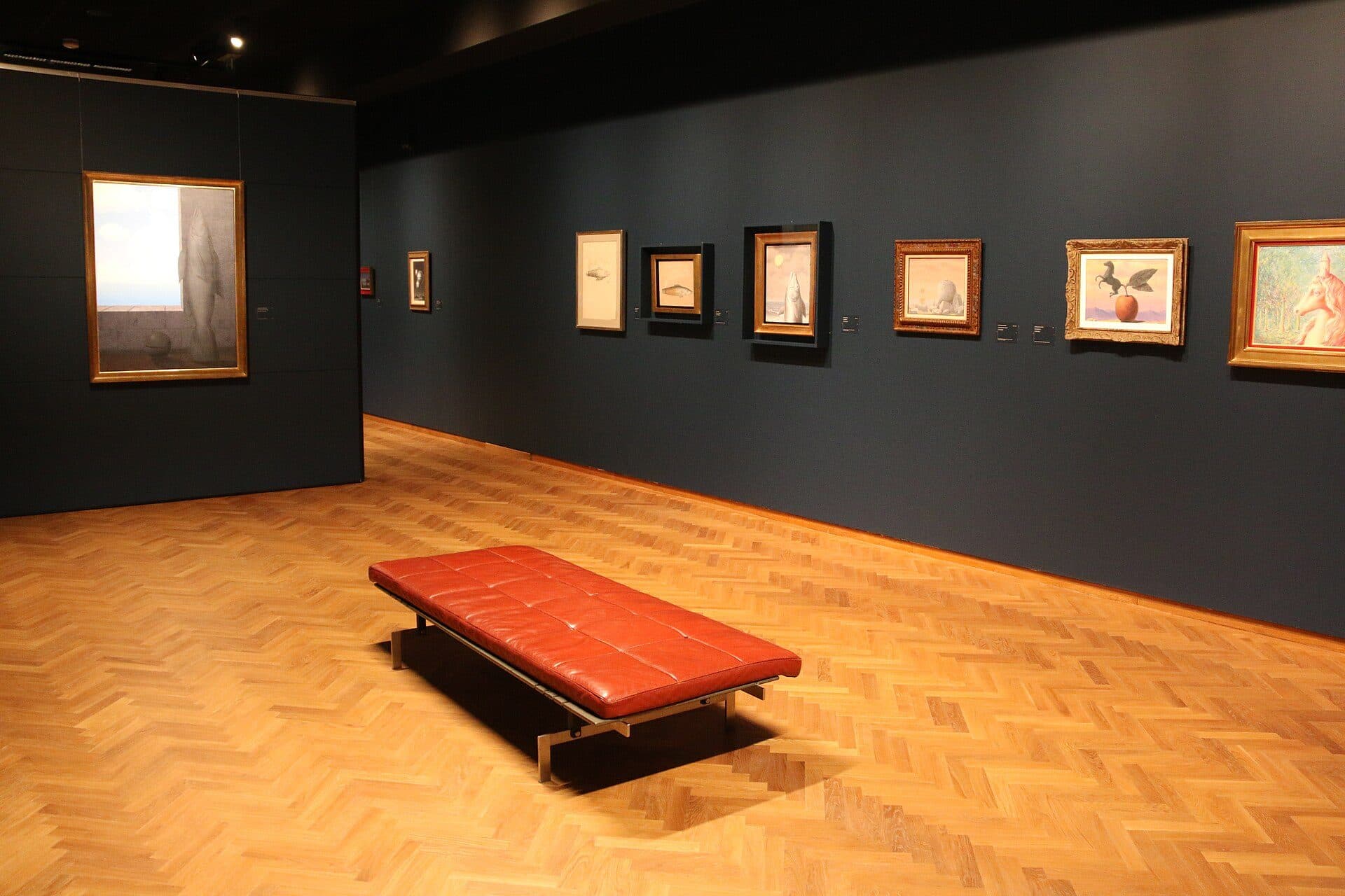 Vista de uma galeria de exposição no Museu Magritte