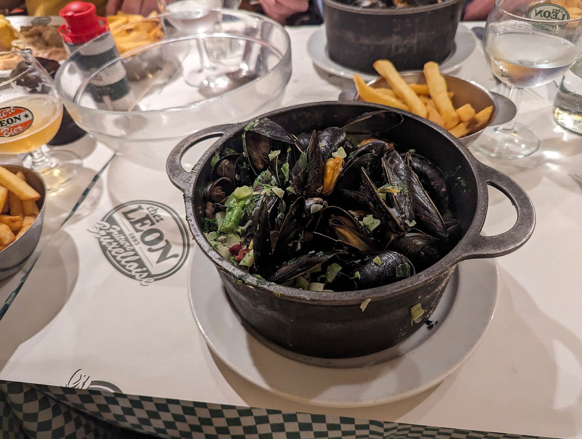 Prato de mexilhões com batatas fritas servido no restaurante Chez Léon em Bruxelas