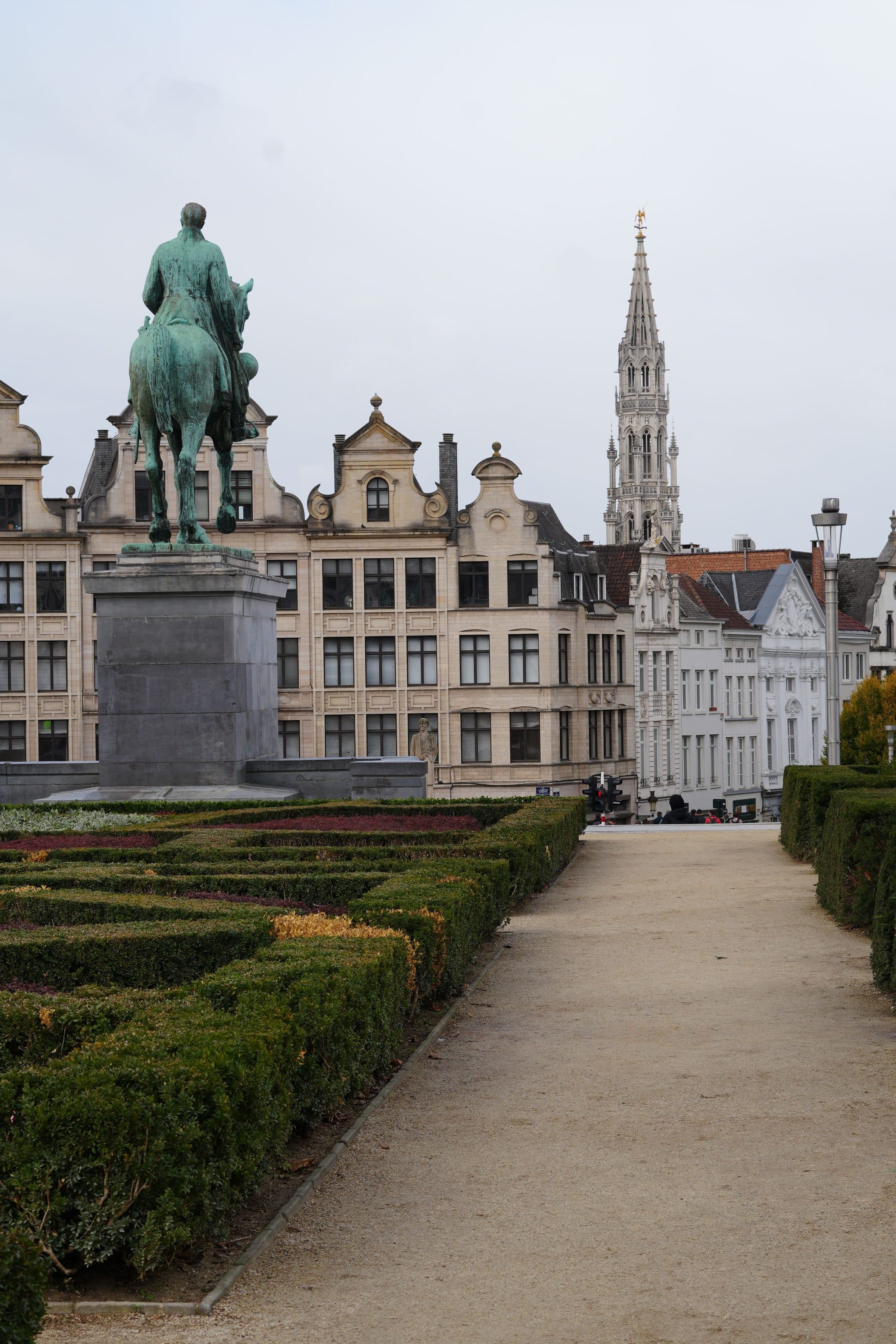 Estátua e prédios históricos com arquitetura clássica em Bruxelas, na Bélgica