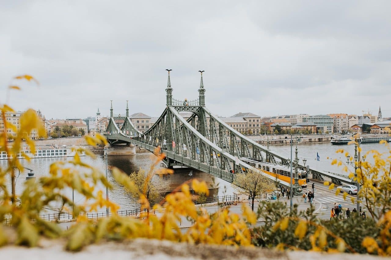 Paisagem urbana de Budapeste com uma ponte sobre o rio