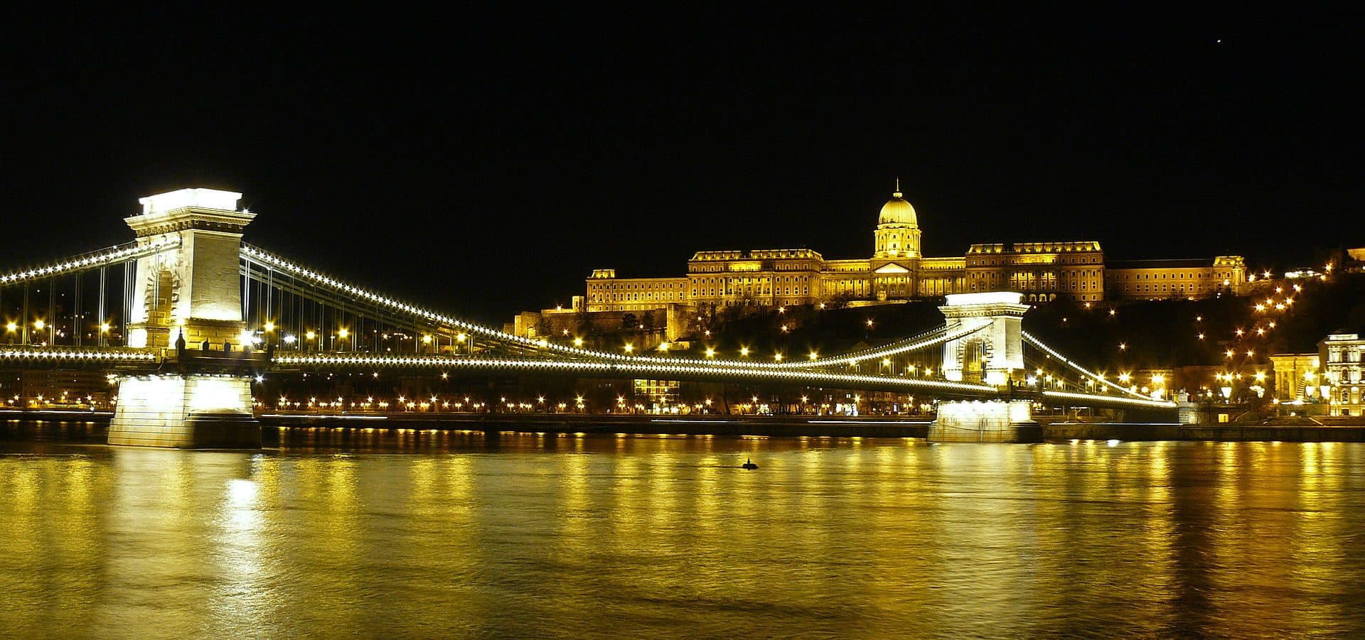 Vista noturna do Buda Castle iluminado em Budapeste