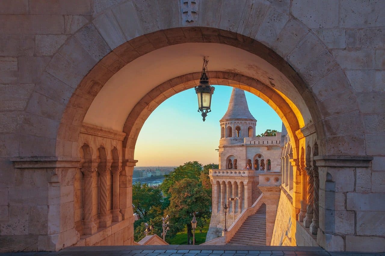 Vista da arquitetura histórica de Budapeste com torres e castelo