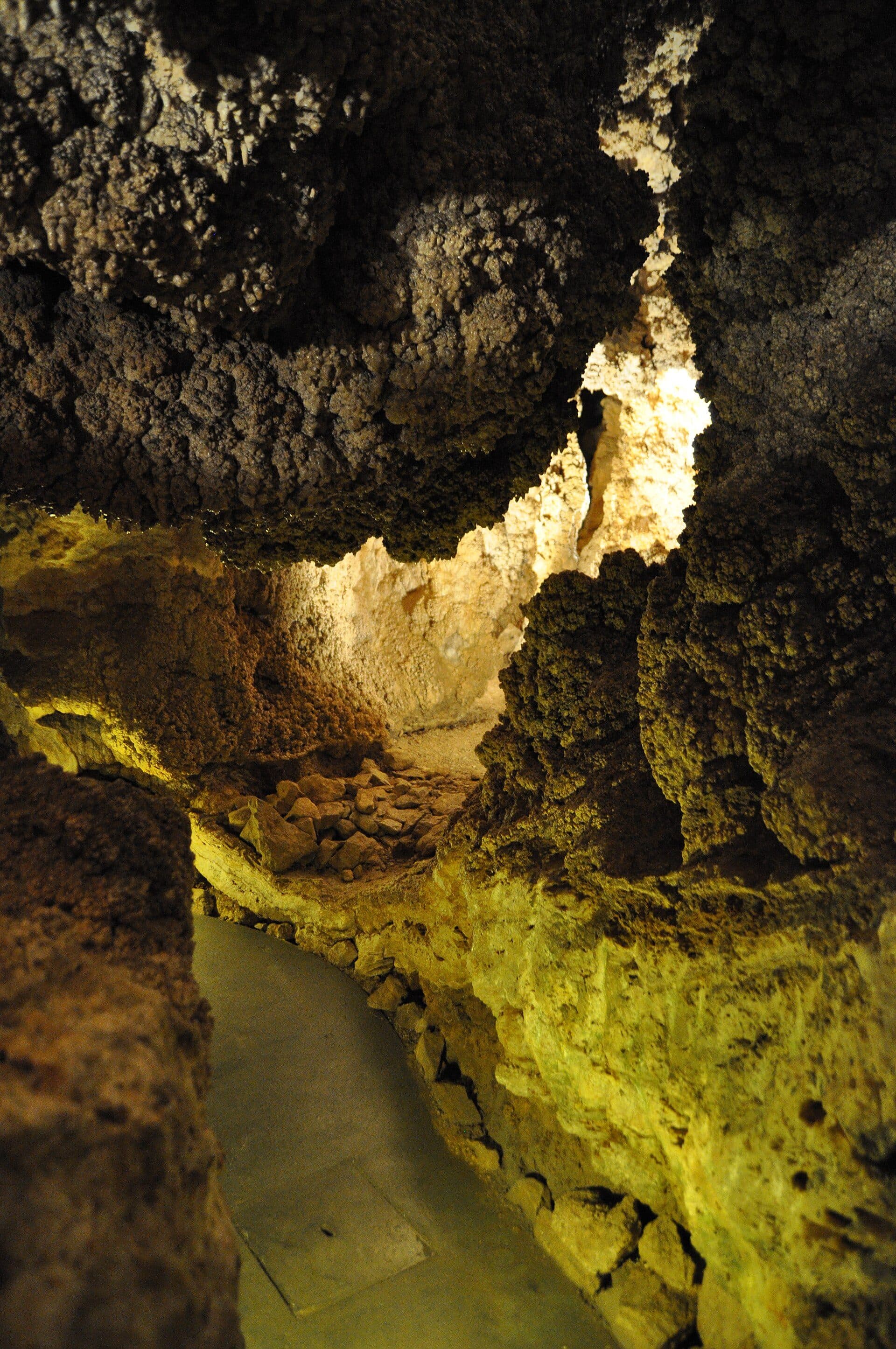 Vista do interior da caverna Szemlő-hegyi-barlang