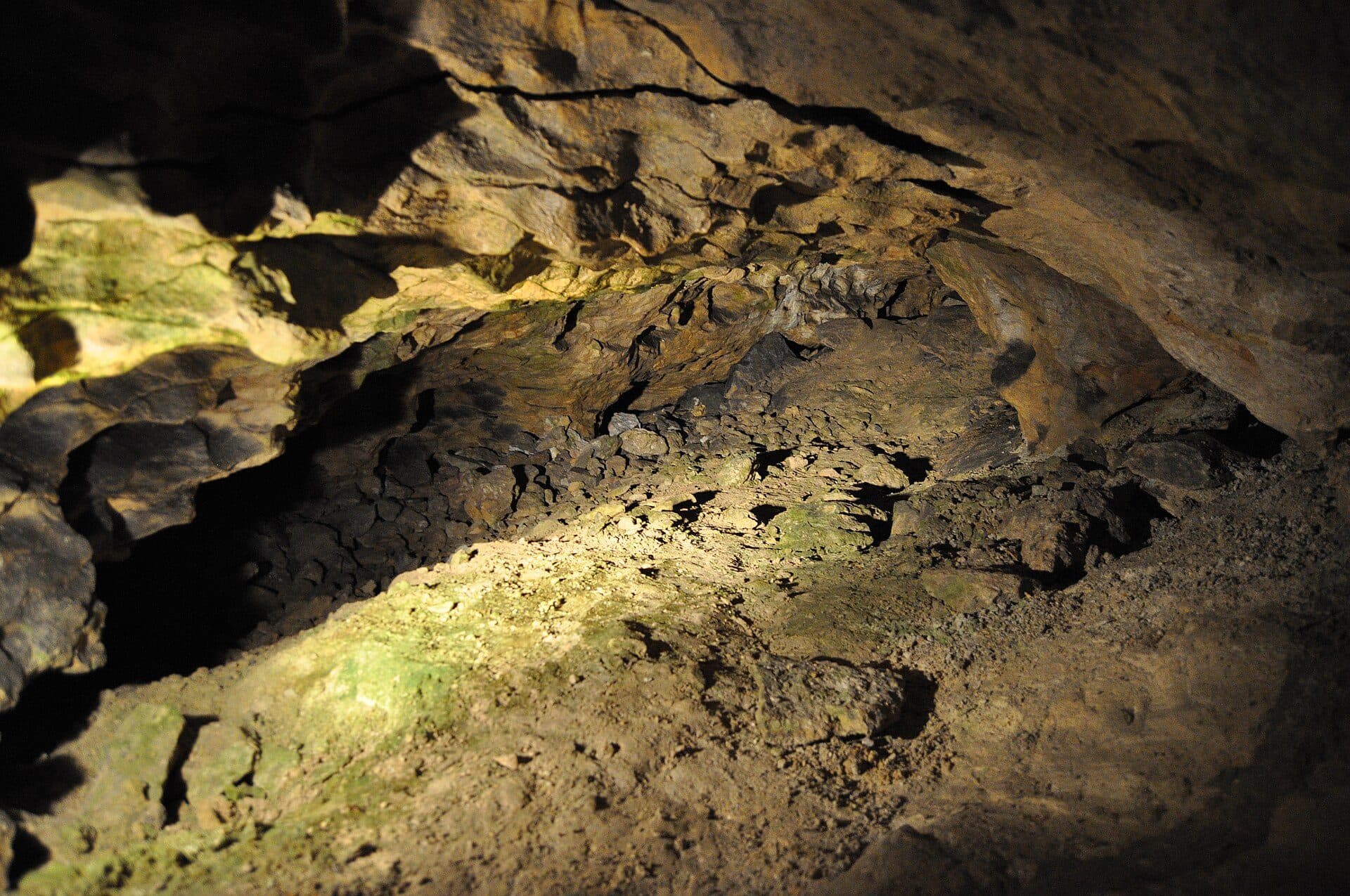 Vista do interior da caverna Pál-völgyi-barlang
